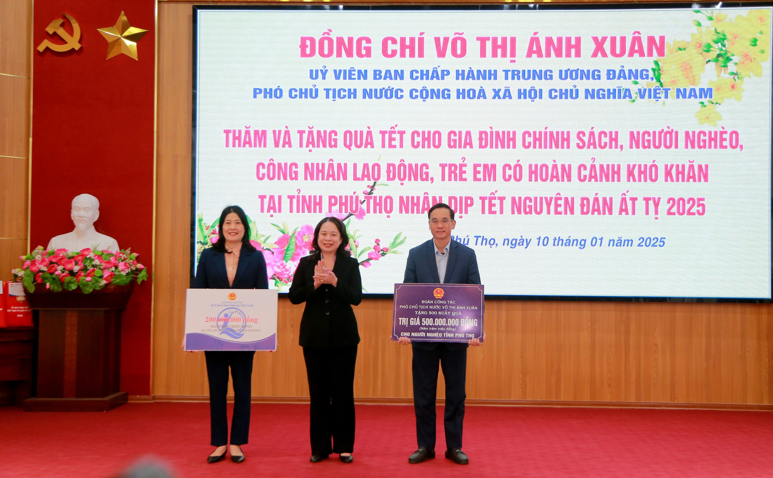 Phó Chủ tịch nước Võ Thị Ánh Xuân trao biển tượng trưng hỗ trợ và trao tặng quà cho người nghèo và trẻ em có hoàn cảnh khó khăn trên địa bàn tỉnh