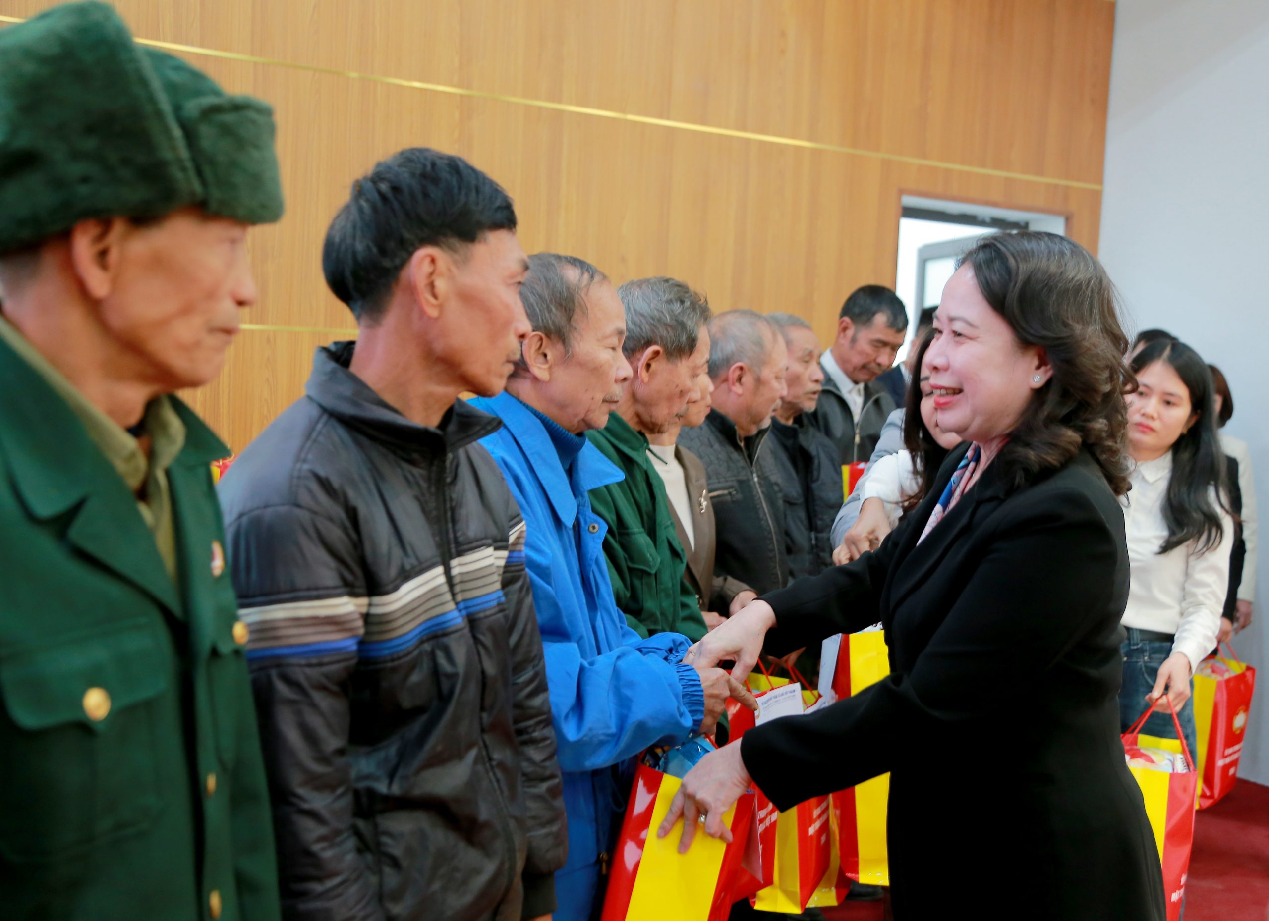 Phó Chủ tịch nước Võ Thị Ánh Xuân trao quà Tết cho các hộ có hoàn cảnh khó khăn tại xã Kim Đức, thành phố Việt Trì.