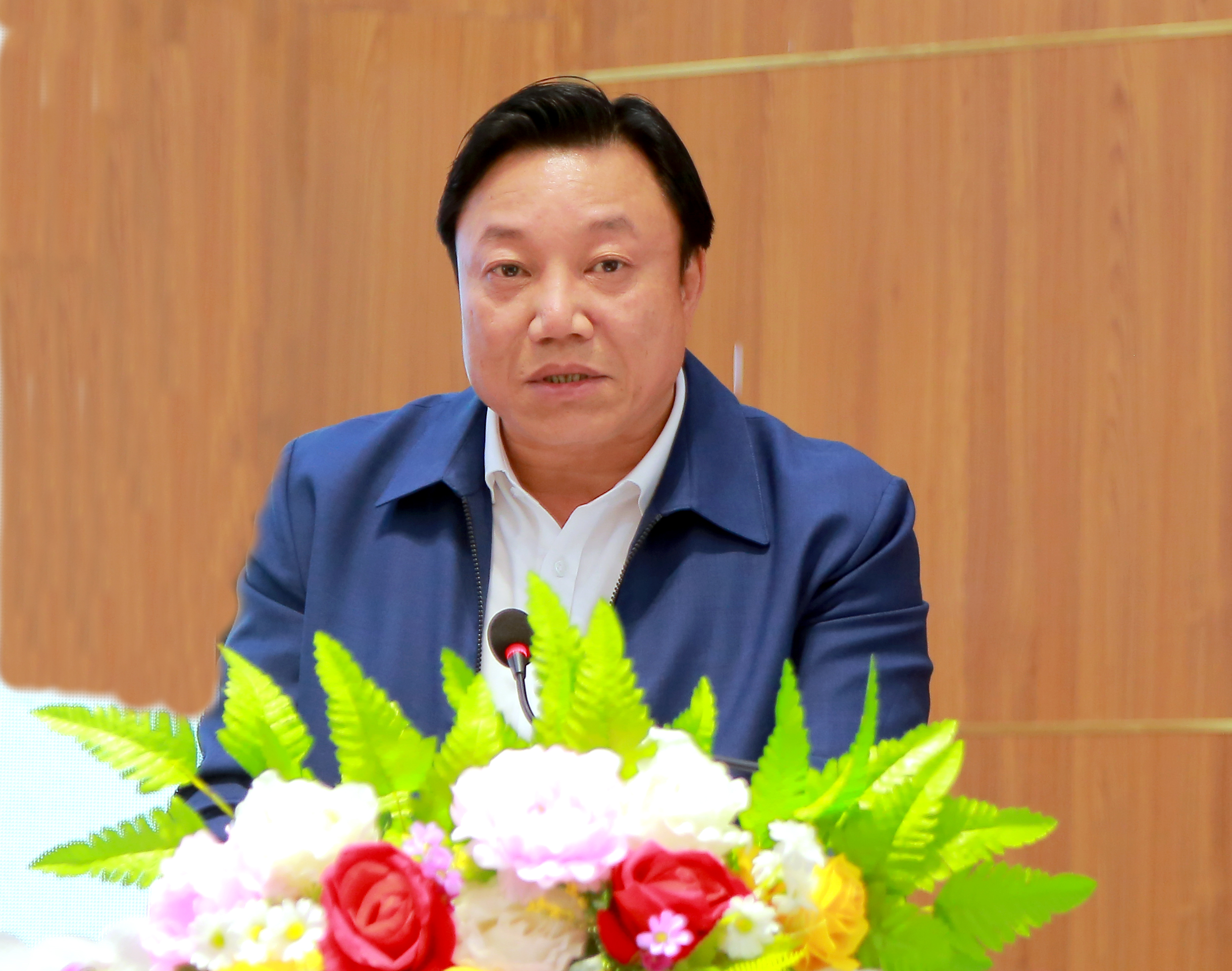 Phó Chủ tịch UBND tỉnh Nguyễn Huy Ngọc báo cáo công tác chuẩn bị thăm hỏi, tặng quà đối tượng chính sách trên địa bàn tỉnh dịp Tết Nguyên đán Ất Tỵ.