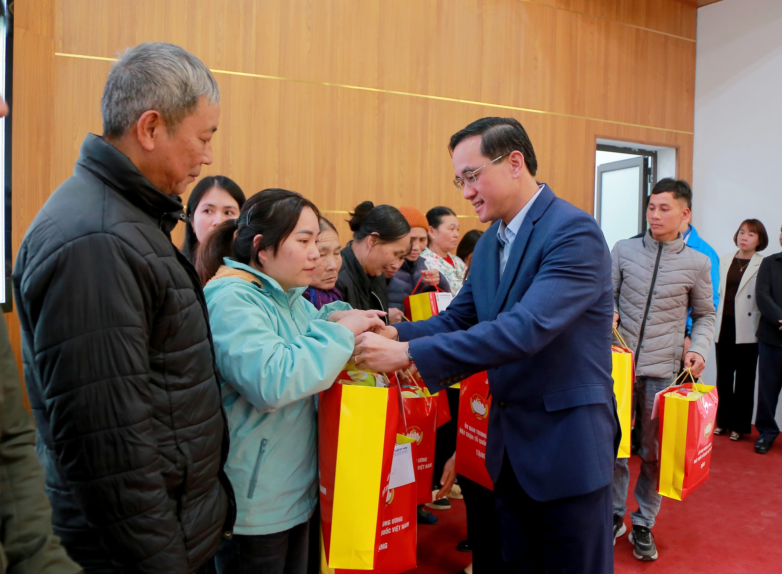 Chủ tịch Ủy ban MTTQ tỉnh Nguyễn Hải trao quà Tết cho các gia đình có hoàn cảnh khó khăn.Chủ tịch Ủy ban MTTQ tỉnh Nguyễn Hải trao quà Tết cho các gia đình có hoàn cảnh khó khăn.