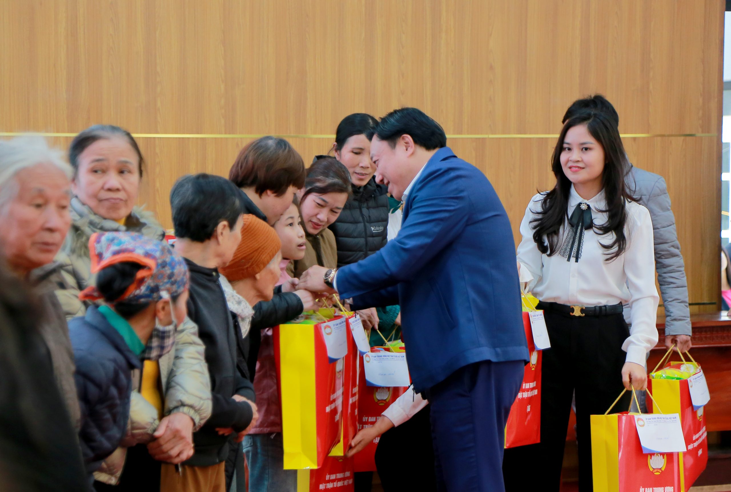 Phó Chủ tịch UBND tỉnh Nguyễn Huy Ngọc trao quà Tết cho các gia đình cho hoàn cảnh khó khăn.