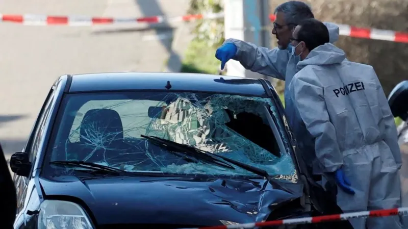 car-drives-into-crowd-in-Germany-2-vhhnews