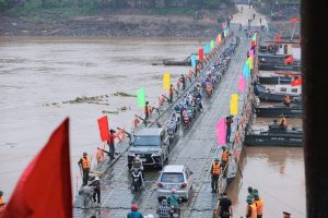 cầu phao Phong Châu đêm giao thừa