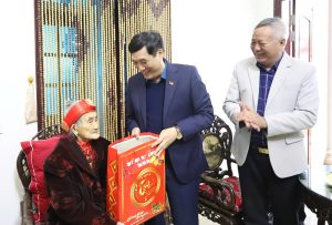 tặng quà Tết tại huyện Cẩm Khê vhhnews-3