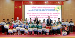 tặng quà Tết cho các gia đình chính sách
